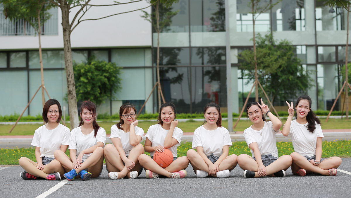 <p> Nữ cán bộ ĐH FPT xinh tươi pose hình ở sân bóng chuyền tại cơ sở Hòa Lạc, Hà Nội.</p>