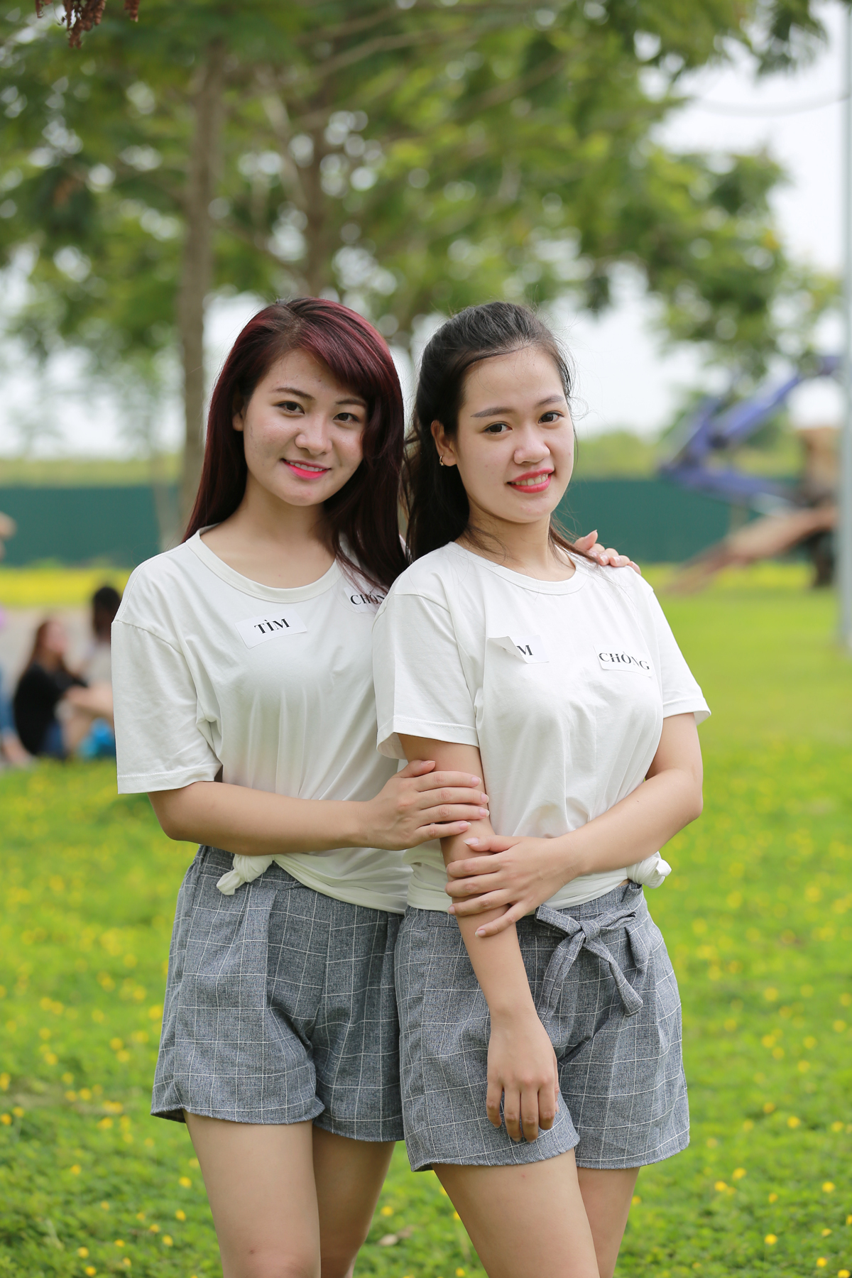<p> Trần Thị Mỹ Linh (trái) làm duyên bên cô bạn cùng đội ĐH FPT xinh đẹp. </p>