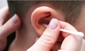 Tác hại của việc lạm dụng tăm bông ngoáy tai cho trẻ