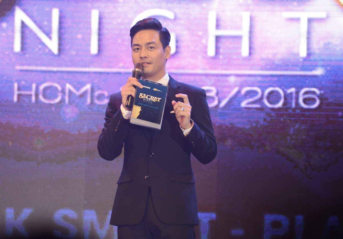 <p> Ngoài khách hàng, doanh nhân và báo chí, sự kiện còn chào đón các khách mời đặc biệt của làng giải trí Việt như MC Phan Anh, Diễm My 9X...<br /> "Dù đã tham dự nhiều chương trình ra mắt sản phẩm Galaxy Note 7 nhưng đây là lần đầu tiên Phan Anh cảm thấy bất ngờ vì lượng quà tặng "khủng" như đêm nay ", MC Phan Anh bày tỏ cảm xúc khi FPT Shop trao tặng đến 4 chiếc Galaxy Note 7 cho người tham dự.</p>