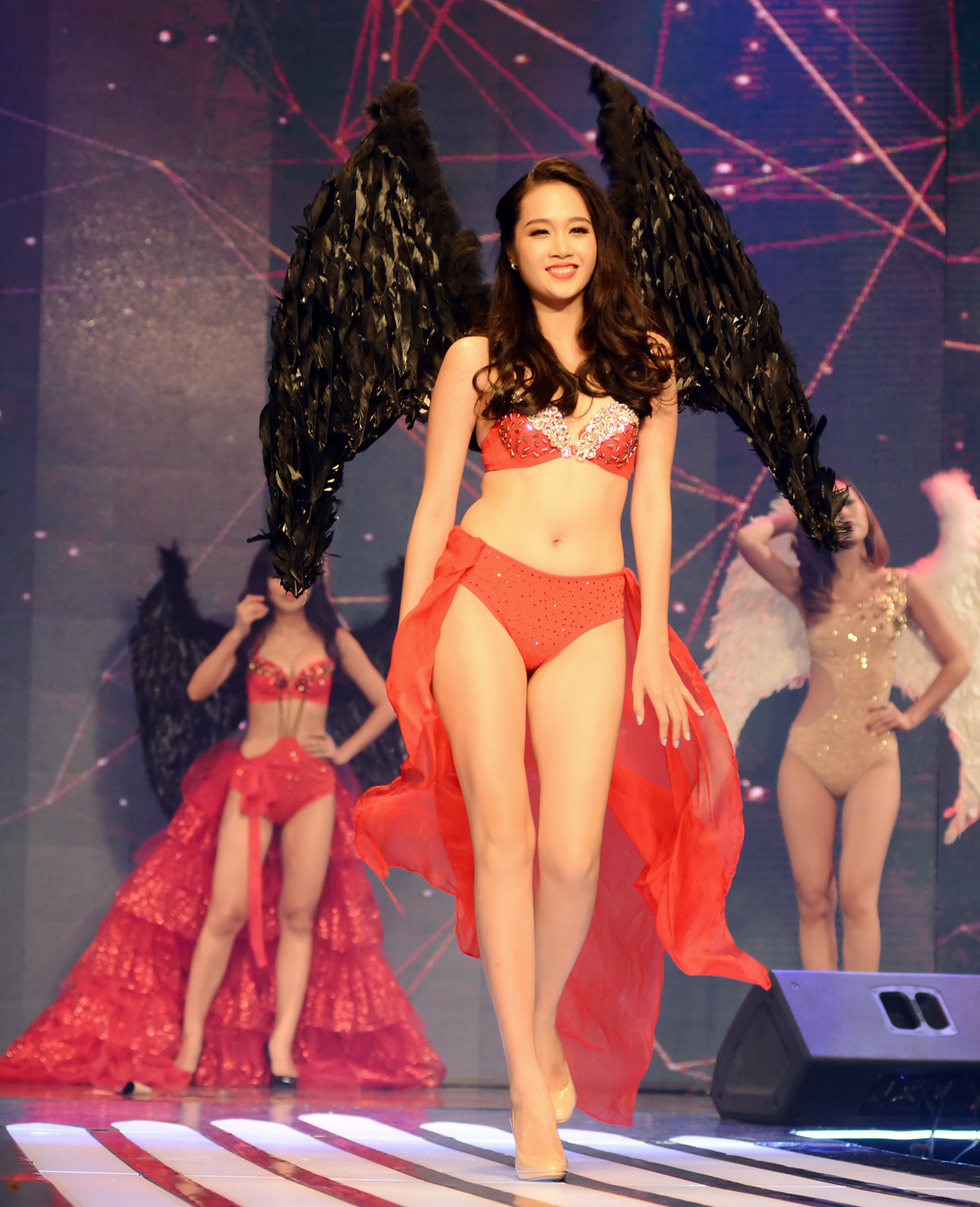 <p> Đặc biệt, người tham dự có dịp "mục sở thị" Victoria's Secret Fashion Show phiên bản Việt với phần trình diễn của dàn người mẫu nội y.</p>