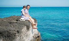 Cặp đôi nổi tiếng của Sen Đỏ lãng mạn trên bờ biển