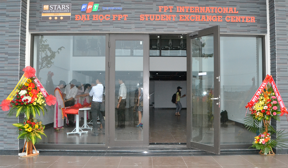 <p class="Normal" style="text-align:justify;"> Chiều ngày 17/8, lễ khai trương Trung tâm Trao đổi sinh viên quốc tế FPT (FISEC), ĐH FPT, chính thức được diễn ra. Thành lập đầu tháng 8, trung tâm tọa lạc trong Khu đô thị công nghệ FPT, quận Ngũ Hành Sơn, TP Đà Nẵng.</p>