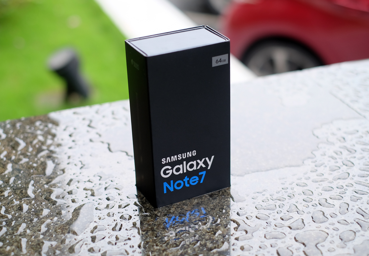 <p> Sau thời gian ồn ào ra mắt tại Mỹ và Việt Nam, Galaxy Note 7 đã chính thức lên kệ FPT Shop và các hệ thống bán lẻ từ ngày 19/8. Thiết kế hộp đựng của máy khá khác so với Note 5 với màu đen tuyền, bên hông hộp có hình bút S-Pen, biểu tượng của dòng Galaxy Note. </p>