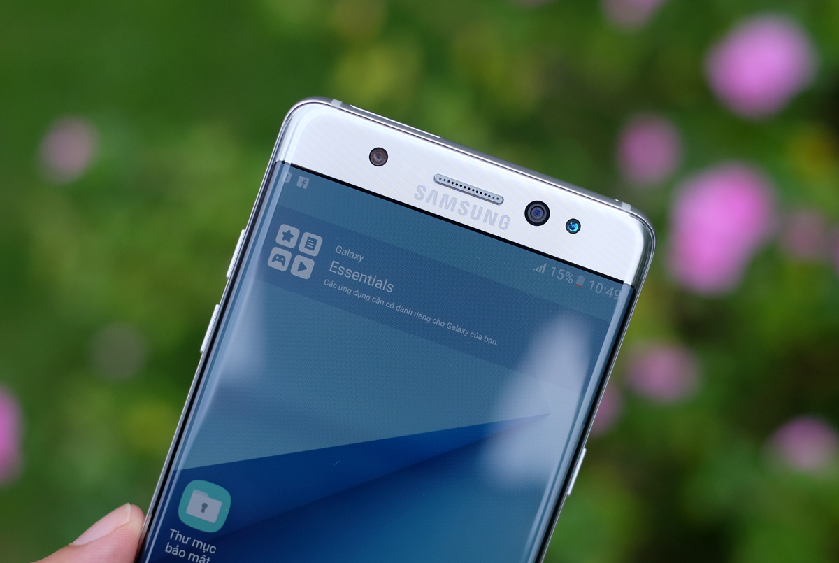 <p> Camera trước có độ phân giải 5 megapixel, khẩu độ f/1.7, góc rộng 22 mm, hỗ trợ cả Auto HDR. Bên cạnh đó, Samsung còn trang bị  thêm mắt đọc và hồng ngoại để hỗ trợ cho tính năng bảo vệ quét mống mắt Iris Scanner. Máy sẽ quét mống mắt của người dùng để mở khoá màn hình và bảo mật cho chức năng thanh toán Samsung Pay.</p>