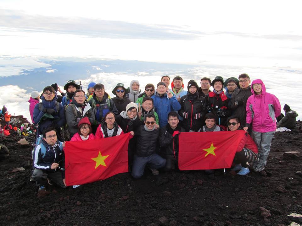 <p> Anh Nguyễn Công Bình, thành viên BTC, hài lòng với chuyến đi lần này. Anh cho rằng, một trong những điều khiến đoàn leo núi thành công chính là nhờ tinh thần đoàn kết, "lá rách đùm lá tả tơi" của các thành viên. Anh Bình cũng gửi lời cảm ơn tới các nhà tài trợ cho chương trình, như TGĐ FPT Bùi Quang Ngọc, cố vấn FPT Japan Ogawa Takeo cũng nhiều lãnh đạo khác của đơn vị.</p>
