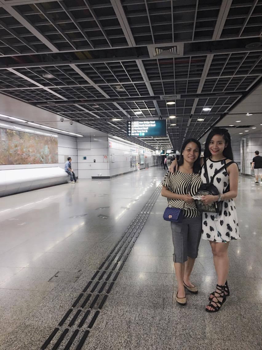 <p class="Normal" style="text-align:justify;"> Ngọc Ánh "ngao du" tới quốc đảo Sư tử. Đến đây, cô đã phải trầm trồ thán phục vì đất nước Singapore quá sạch sẽ và xinh đẹp.</p> <p class="Normal" style="text-align:justify;"> <span>Mạng lưới giao thông công cộng cao tốc MRT là một trong những điểm hiện đại của Singapore mà khiến Ánh ấn tượng. Đây là hệ thống tàu điện ngầm phục vụ hành khách đến những nhà ga trên khắp quốc đảo một cách nhanh chóng. Và cảm nhận đầu tiên của cô khi đi tàu điện là siêu tốc độ như tàu sân bay trong phim Avengers.</span></p> <p class="Normal">  </p>