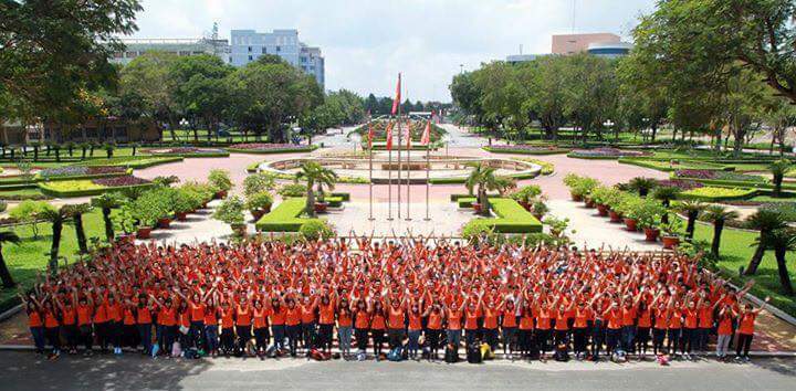 <p> Các tân sinh viên tại TP HCM ghi lại khoảnh khắc đẹp ghi dấu đời sinh viên trong khuôn viên của Công viên Phần mềm Quang Trung.</p> <p>  </p> <p> Năm nay, ĐH FPT kỷ niệm 10 năm thành lập (2006-2016). Đây cũng là trường đại học Việt Nam đầu tiên được công nhận xếp hạng quốc tế ba sao theo chuẩn QS Stars - một trong các chuẩn xếp hạng hàng đầu dành cho trường đại học trên toàn thế giới. Có 98% sinh viên ĐH FPT ra trường có việc làm, trong đó, 15% sinh viên làm việc ở nước ngoài.</p>