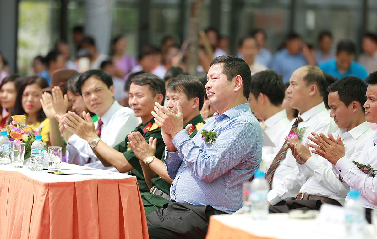 <p class="Normal"> Lễ khai giảng của ĐH FPT có sự tham gia của Chủ tịch Trương Gia Bình, anh Trần Xuân Khôi - Giám đốc Phát triển và đảm bảo nguồn lực FPT Software, Ban lãnh đạo ĐH FPT, thầy cô, sinh viên và phụ huynh.</p>