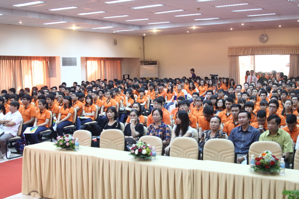 <p> Tại TP HCM, đúng 8h, các đại biểu, khách mời, phụ huynh và hơn 800 sinh viên hiện diện đông đủ trong khuôn viên hội trường Quang Trung.</p>