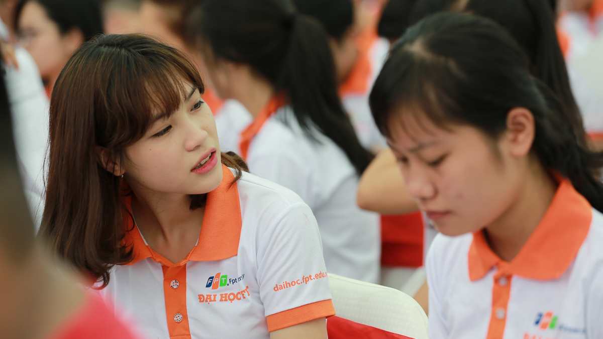 <p> <span style="color:rgb(0,0,0);">Hơn 1.800 tân sinh viên ĐH FPT khóa 12 tại Hà Nội và TP HCM tham dự lễ khai giảng của ngôi trường có 10 năm tuổi vào cuối tuần qua. nổi bật trong hơn 1.000 tân sinh viên ở Hà Nội, nữ sinh </span>Nguyễn Thị Lê Giang, sinh viên ngành Kinh doanh Quốc tế, gây ấn tượng với gương mặt baby và làn da trắng.</p> <p>  </p> <p>  </p>