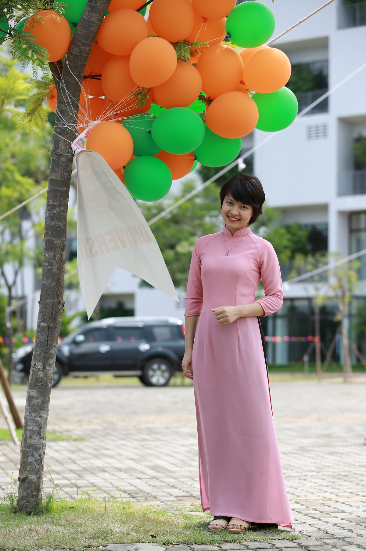 <p> Nguyễn Thị Thu Hằng, phòng Công tác sinh viên, cũng diện áo dài để đón tân sinh viên mới. Cô là hoa khôi của phòng Công tác sinh viên với vẻ đẹp quyến rũ. </p> <p>  </p> <p>  </p>