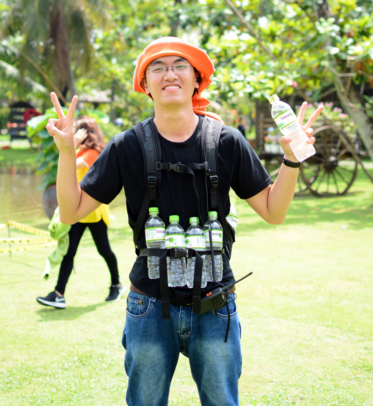 <p> "IS đây, tất cả cứ... vui chơi bình thường". Anh Đỗ Huỳnh Huy Thông (FHO) luôn mang theo bên mình những chai nước suối để sẵn sàng tiếp tế cho người chơi.</p>