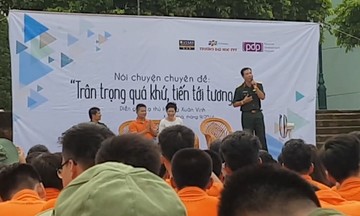 Xạ thủ Hoàng Xuân Vinh hát mộc 'Hai quê' tặng sinh viên FPT
