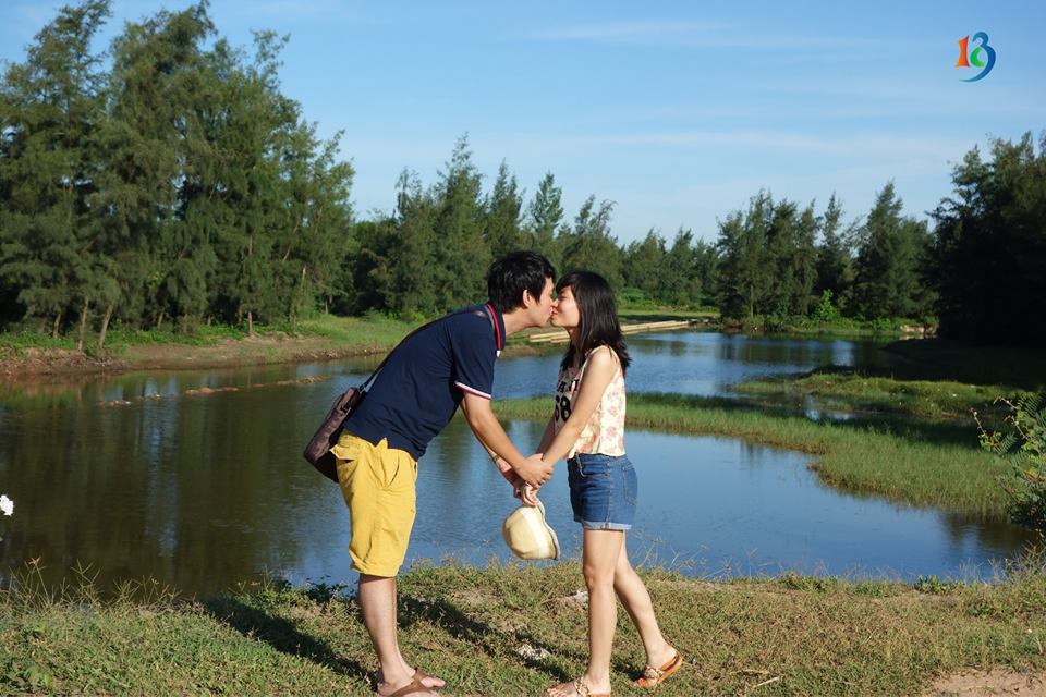 <p class="Normal"> Phạm Thị Vân Anh, FPT <span>HO hạnh phúc bên chồng trong bức ảnh được ghi </span><span>trên đường đi biển Quỳnh Nghĩa, Nghệ An. </span></p>
