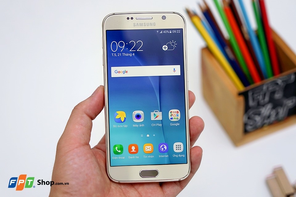 <p class="Normal"> Được ra mắt vào tháng 3/2015, Galaxy S6 của Samsung đã có màn lột xác ngoạn mục về phong cách thiết kế. Kiểu dáng độc đáo đi cùng với chất liệu bằng kim loại đã giúp cho S6 trở nên cao cấp, sang trọng và cuốn hút người dùng. <span>Ngoài ra, máy cũng sở hữu thông số kỹ thuật mạnh mẽ: Màn hình độ phân giải QHD, camera phía sau được nâng lên 16 MP, bộ nhớ trong UFS 2.0. Đặc biệt, đây là smartphone đầu tiên của Samsung sử dụng vi xử lý lõi tám độc quyền. Với mức giá mới chỉ còn 9.990.000 đồng, đây là sản phẩm được nhiều CBNV chọn mua trong F.Friends với 36 đơn hàng. </span></p> <p class="Normal" style="margin-top:0px;padding:0px;line-height:18px;color:rgb(51,51,51);"> <a href="http://chungta.vn/tin-tuc/kinh-doanh/fpt-shop-tung-chinh-sach-mua-hang-sieu-uu-dai-cho-nguoi-nha-f-51229.html" style="margin:0px;padding:0px;color:rgb(0,0,0);text-decoration:none;text-align:justify;"><span style="margin:0px;padding:0px;color:rgb(0,0,205);"><strong style="margin:0px;padding:0px;">F.Friends </strong></span></a><span style="margin:0px;padding:0px;text-align:justify;">là chính sách mua hàng ưu đãi của FPT Retail dành riêng cho người nhà F. Theo đó, CBNV sẽ được mua sắm sản phẩm và trả dần trong vòng 6 tháng với đặc quyền "trả trước 0 đồng, trả góp 0%" mà không phát sinh thêm chi phí nào trong khi vẫn được hưởng đầy đủ khuyến mãi đi kèm. </span><span style="text-align:justify;">Bên cạnh đó, khi mua theo nhóm 5 người, FPT Shop sẽ giảm 5% cho mỗi sản phẩm, trả trước tiền mặt. </span></p> <p class="Normal" style="margin-top:0px;padding:0px;line-height:18px;color:rgb(51,51,51);"> <span style="color:rgb(0,0,0);line-height:20px;">Xem chi tiết về <a href="http://chungta.vn/tin-tuc/kinh-doanh/fpt-shop-tung-chinh-sach-mua-hang-sieu-uu-dai-cho-nguoi-nha-f-51229.html"><strong>chính sách ưu đãi F.Friends tại đây</strong></a> hoặc liên hệ tổng đài miễn cước của FPT Shop 1800 6601 để được tư vấn cụ thể.</span></p> <p class="Normal"> <a href="http://chungta.vn/tin-tuc/kinh-doanh/fpt-shop-tung-chinh-sach-mua-hang-sieu-uu-dai-cho-nguoi-nha-f-51229.html"><strong><span>>> </span><span style="color:rgb(34,34,34);">FPT Shop tung chính sách mua hàng 'siêu ưu đãi' cho người nhà F</span></strong></a></p>