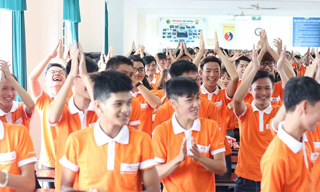 <div style="text-align:justify;"> Hơn 200 tân sinh viên bước vào chặng quan trọng trong đời người trên con đường học vấn ở môi trường FPT Polytechnic Đà Nẵng.</div>