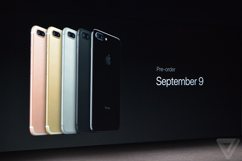 <p> iPhone 7 có màn hình 4,7 inch tương tự iPhone 6s, trong khi iPhone 7 Plus là 5,5 inch Retina HD. Bề ngoài có vẻ khá giống với iPhone 6s nhưng vẫn có một vài điểm khác.</p>