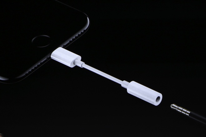 <p> Jack tai nghe 3,5 mm bị loại bỏ, nhưng bù lại, iPhone 7 và 7 Plus có hệ thống loa kép. Apple cũng tặng kèm cổng chuyển jack cắm tai nghe. </p>