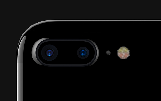<p> Vì tăng khẩu độ lên nhằm có được hình ảnh sắc nét mà ống kính camera của cả 2 model đều lồi ra ngoài. Camera của iPhone 7 là 12 MP khẩu độ F/1.8 trong khi của iPhone 7 Plus là camera kép cùng khẩu độ, cùng độ phân giải, camera selfie của bộ đôi này đều là 7 MP.</p>