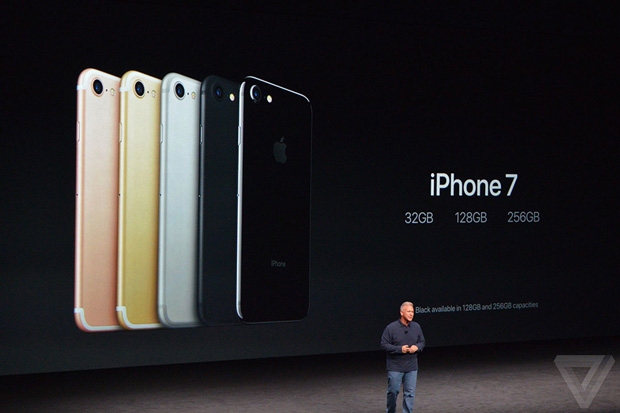 Tại Việt Nam, iPhone 7 dự kiến sẽ có giá khởi điểm từ 18,79 triệu đồng cho bản 32 GB, tương đương với giá tại thời điểm iPhone 6s ra mắt"