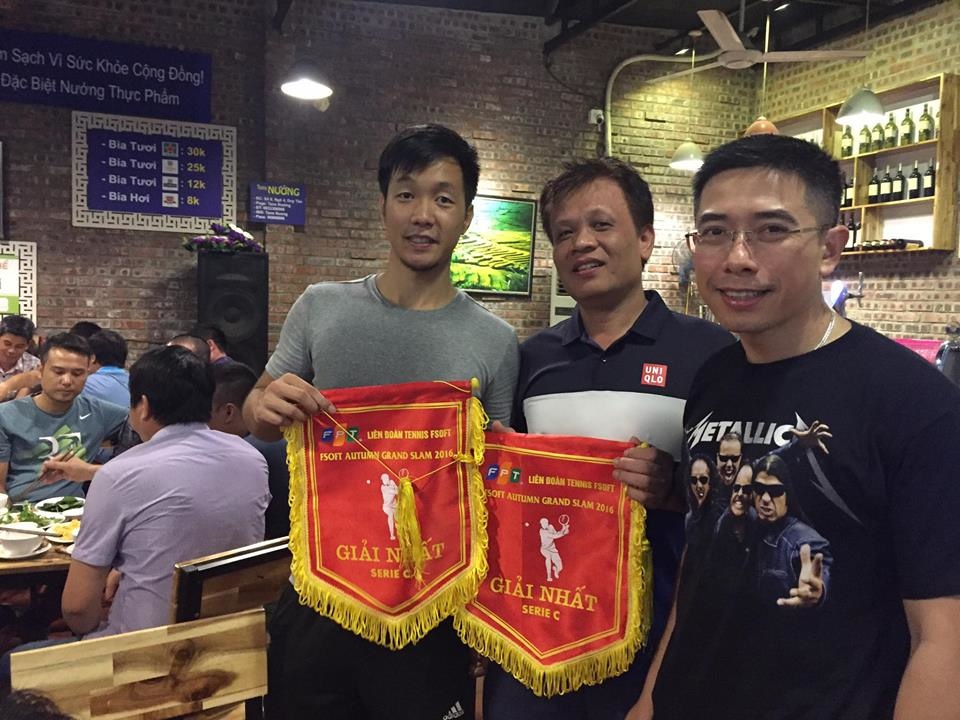 <p class="Normal"> Mặc dù chấn thương ở chân, tay vợt Phạm Hùng vẫn quyết tâm cùng đồng đội trẻ Ngô Mạnh Tùng giành chiến thắng tại chung kết Cup Đồng. </p>