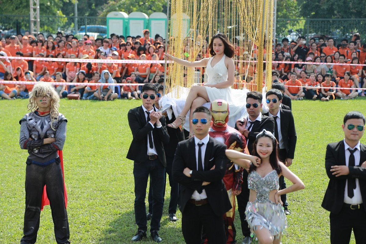 <p> Thùy Minh (FPT IS) váy trắng, ngồi kiệu dẫn đầu đoàn diễu hành, trông kiêu sa như một nữ hoàng.</p>