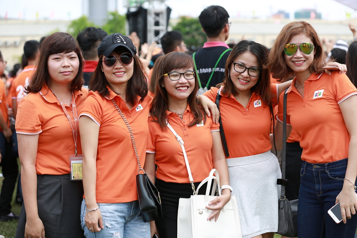 <p> Tô Thanh Hằng (thứ hai từ phải vào) cùng các đồng nghiệp đến từ FPT Software rạng rỡ trong ngày sinh nhật tập đoàn.</p>