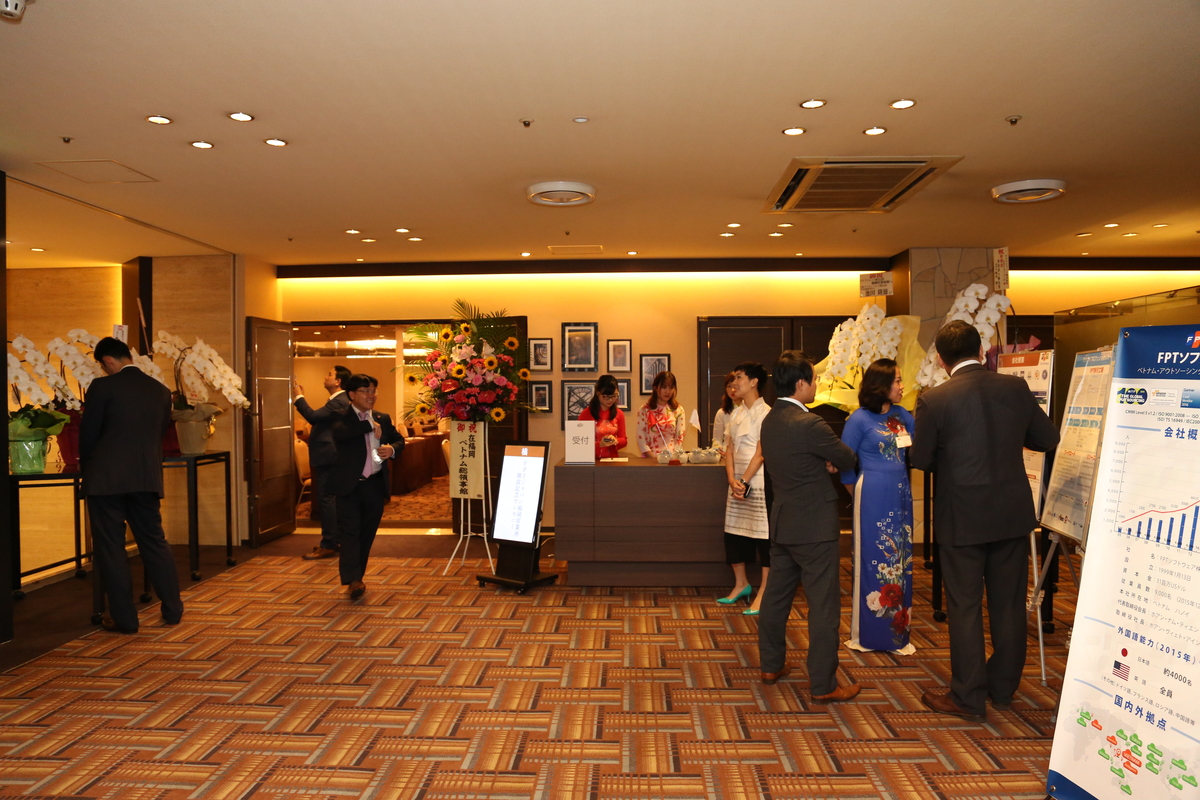 <p class="Normal"> Buổi lễ ra mắt văn phòng mới của FPT Japan được tổ chức trang trọng tại khách sạn Centraza với sự tham gia Tổng lãnh sự quán Việt Nam tại Fukuoka Nguyễn Phương Hồng, Chủ tịch Hiệp hội Kinh tế Kyushu Aso Yutaka cùng đại diện khách hàng lớn của đơn vị, như Panasonic, Hitachi, Fujitsu, Toyota…</p>