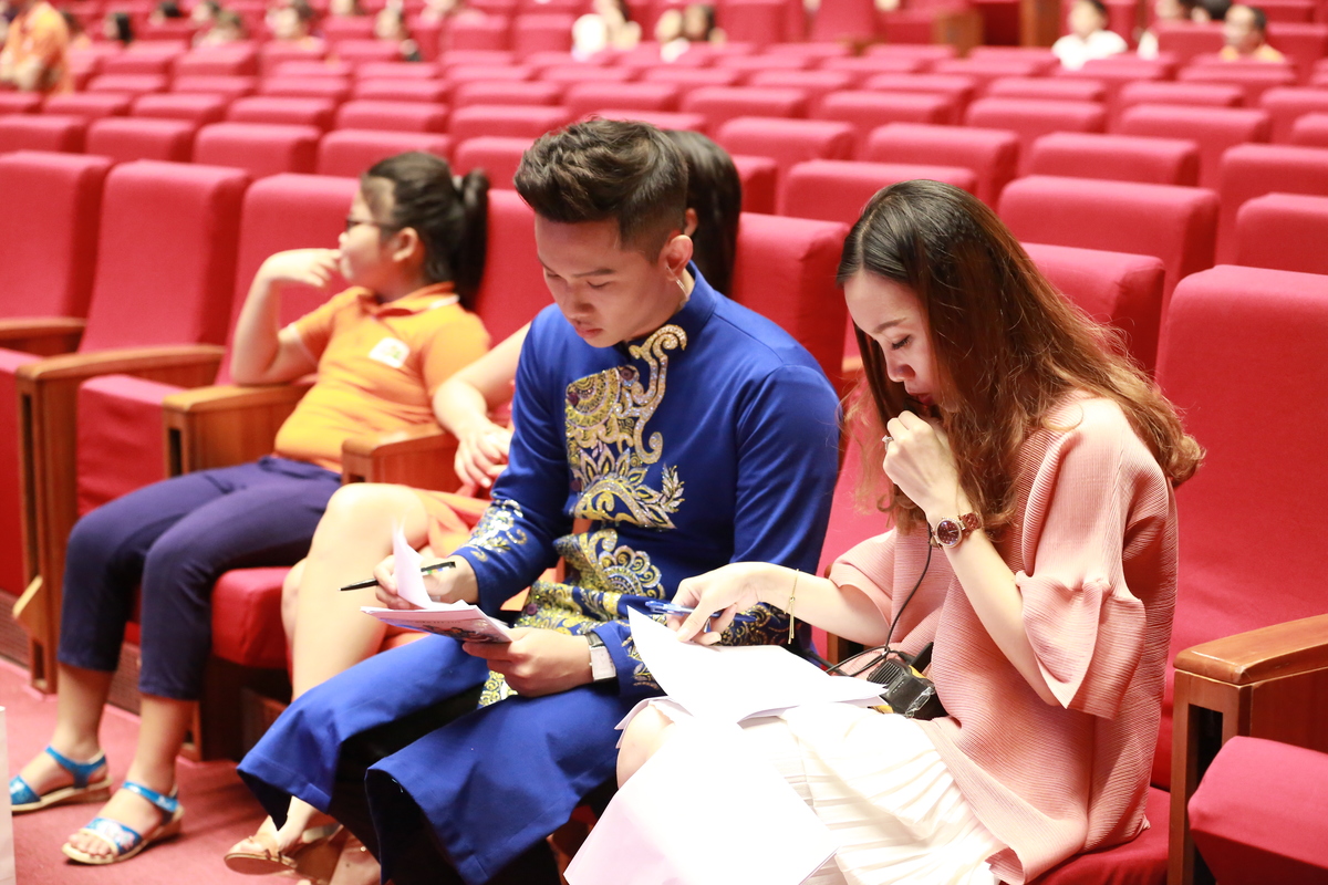 <p> Hoàng Quân và Tổng đạo diễn chương trình Nguyễn Thị Hồng Nhung đang trao đổi và bàn bạc về kịch bản dẫn.</p>