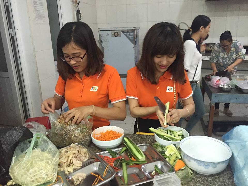 <p> Tại <strong>Hà Tĩnh</strong>, chi nhánh lại chọn cách tổ chức khá thú vị và độc đáo qua cuộc thi nấu ăn giữa các phòng ban.</p>