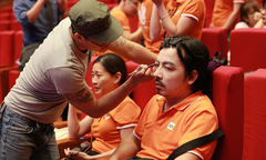 Những giọt mồ hôi phía sau cánh gà Hội diễn