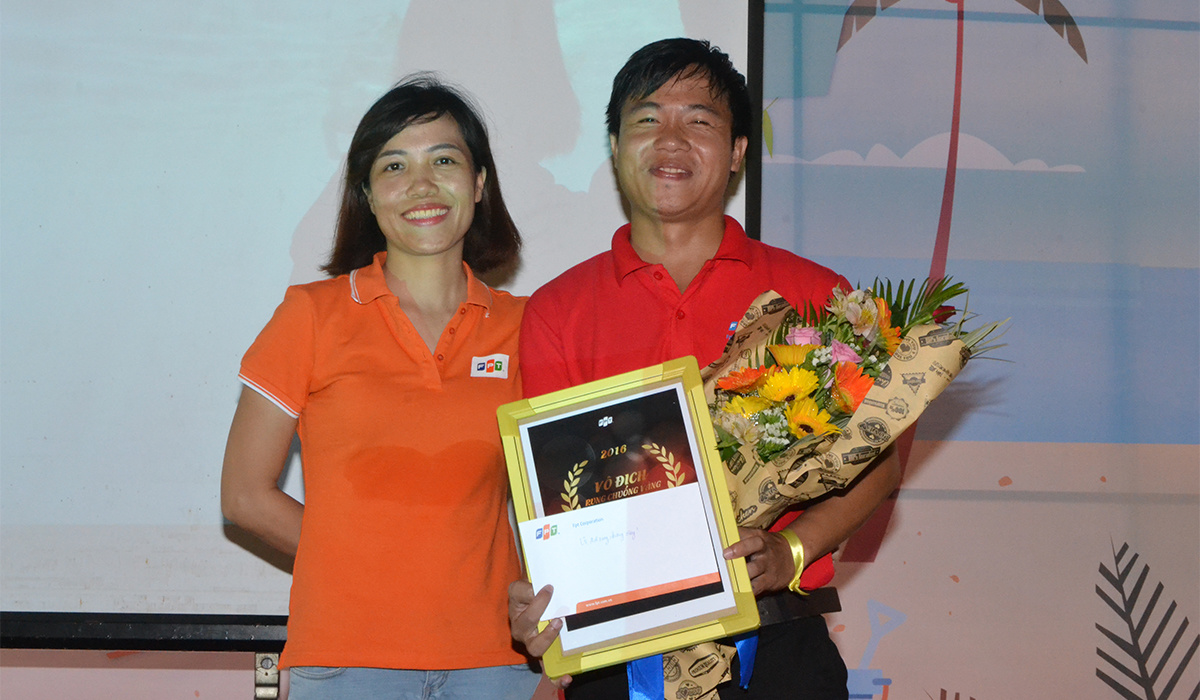<p> Chị Nguyễn Thị Kim Phương, Trưởng Ban đảm bảo chất lượng FPT, trao hoa và phần thưởng cho anh Sự.</p>