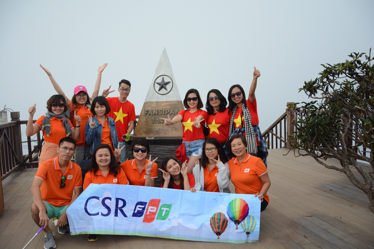 <p> Ngoài chuyến trao quà thiện nguyện tại huyện Mù Cang Chải, đoàn FPT cũng kết hợp chinh phục đỉnh Fansipan và ghi dấu màu cờ sắc áo của mình trên đó.</p>