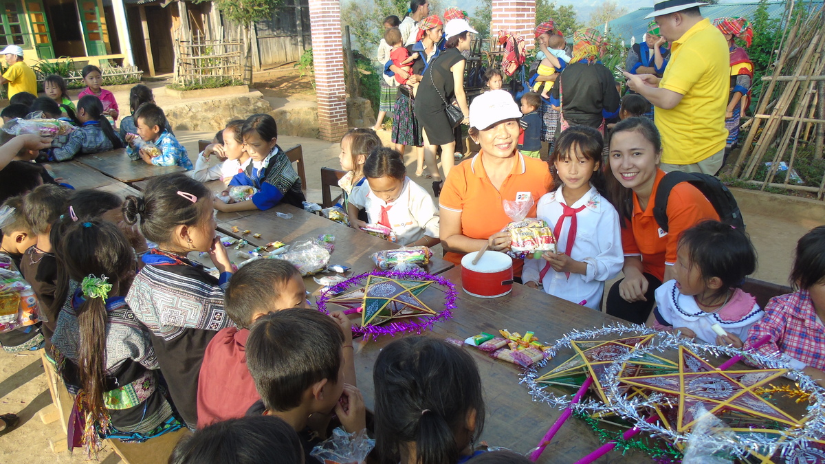 <p> Chị Trương Thanh Thanh, Giám đốc CSR FPT, cùng các em học sinh háo hức bên phần quà được tặng.</p>