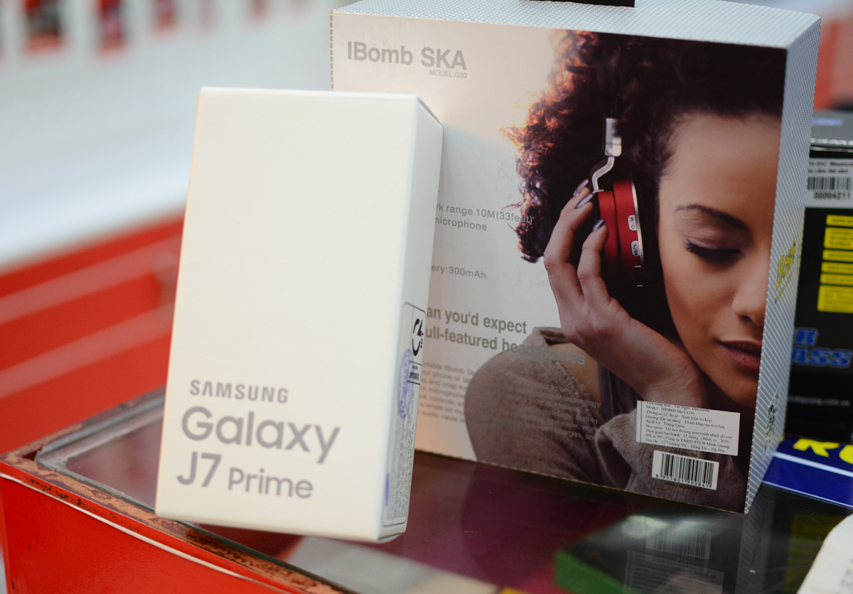 <p> Trong đợt đặt mua đầu tiên, từ ngày 1-6/9, khách hàng được tặng lò vi sóng tráng men Samsung ME731K. Còn với khách hàng đặt mua đợt 2 (từ ngày 7-22/9) nhận được quà tặng là tai nghe choàng đầu Bluetooth iBomb, thẻ nhớ 16 GB và gậy selfie.<br /> Khách hàng đặt mua trước không chỉ nhận được quà tặng cho đợt 1 hoặc đợt 2, mà còn được tặng thêm loa Powermax trị giá 550.000 đồng dành cho 50 người đầu tiên tại mỗi điểm mở bán.</p>