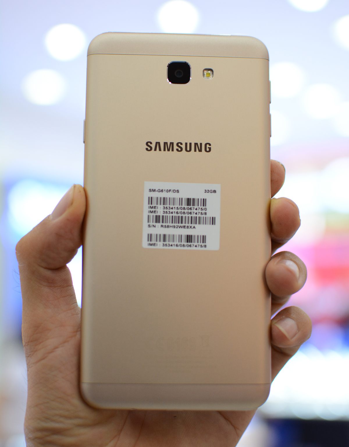 <p> Samsung Galaxy J7 Prime có giá bán 6,29 triệu đồng cho hai phiên bản màu đen và vàng. Trong đó, tỷ lệ đặt mua màu vàng gold chiếm đến 70%. </p>