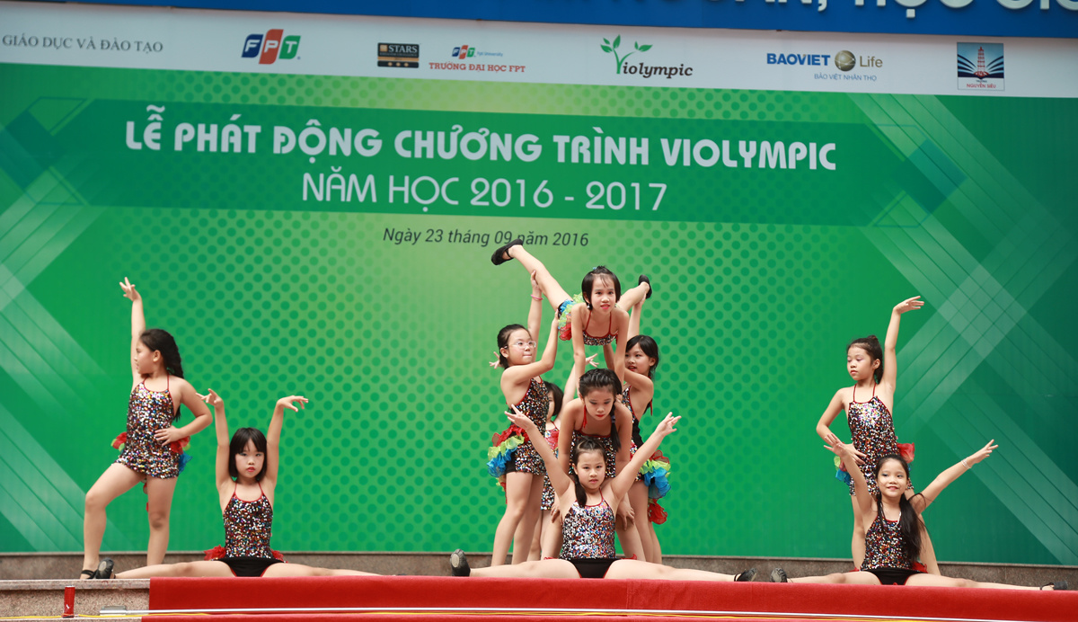 <p> Màn nhảy aerobic của các học sinh trường tiểu học Lý Thái Tổ đã hâm nóng cuộc thi bằng vũ điệu khỏe khoắn, năng động. </p>