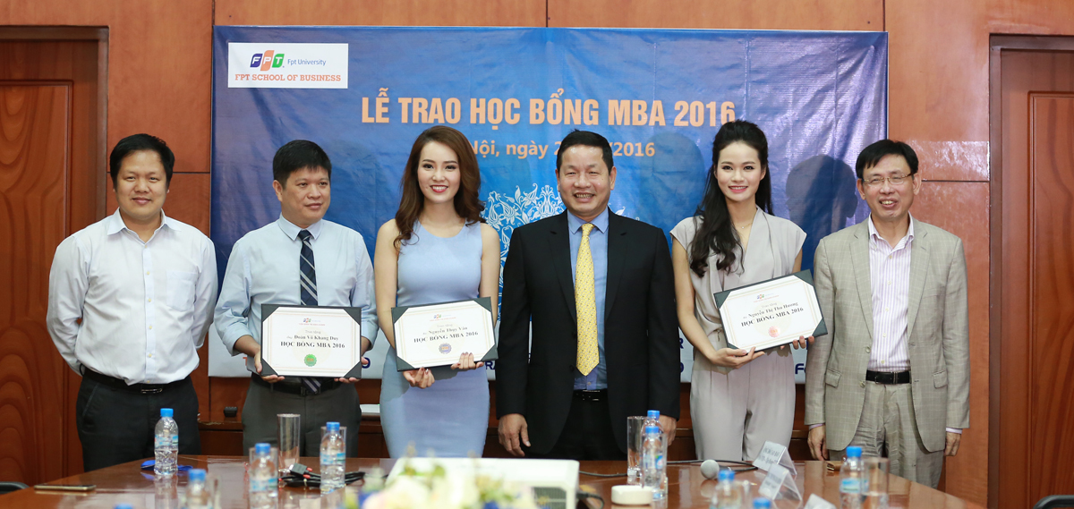 <p> Chủ tịch FPT Trương Gia Bình và Hiệu trưởng ĐH FPT Đàm Quang Minh trao học bổng toàn phần cho ba học viên xuất sắc nhất. </p>