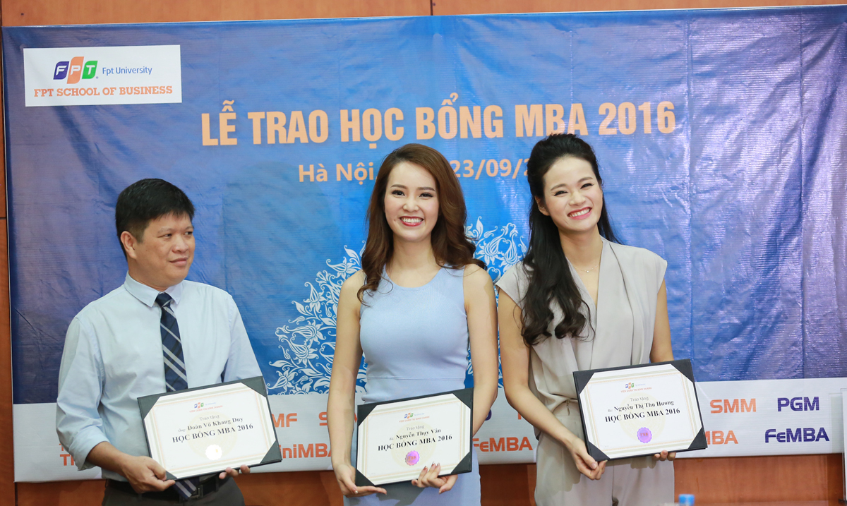 <p> Ba học viên nhận học bổng 100% của FSB gồm (từ trái sang): Phó Chủ tịch Hiệp hội Doanh nhân TP HCM Khang Duy, Á hậu Thụy Vân, MC Thu Hương.</p>
