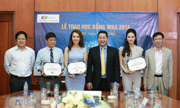 Á hậu Thụy Vân và MC Thu Hương VTV24 nhận học bổng của FSB