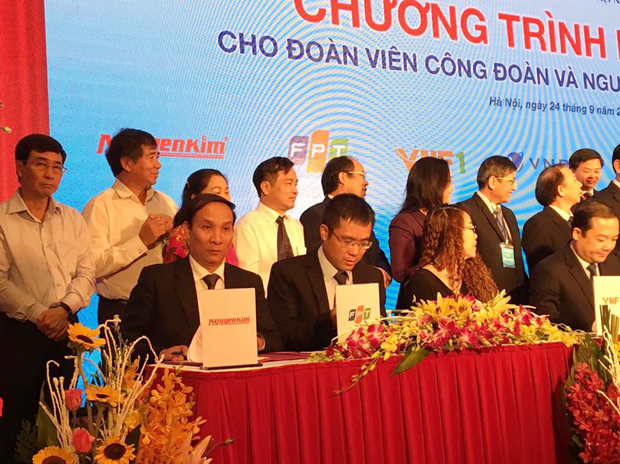Phó TGĐ FPT Dương Dũng Triều (thứ 2 từ trái vào) trong lễ ký kết thỏa thuận.