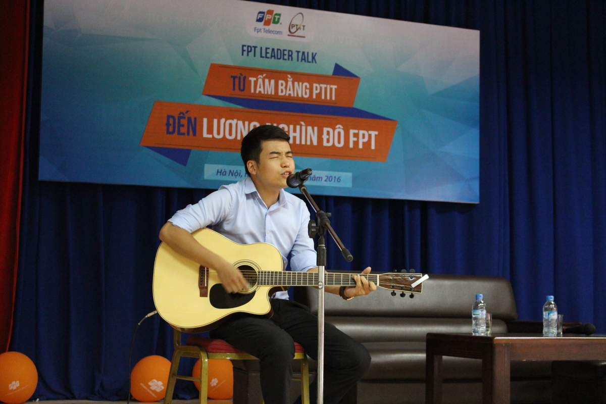 <p> Chương trình mở đầu vào lúc 14h với phần văn nghệ được biểu diễn bởi thành viên của Ban Truyền thông FPT Telecom đã thu hút được sự chú ý của các sinh viên.</p>