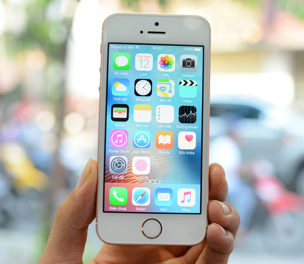 Trước thời điểm iPhone 7 chính hãng chuẩn bị về Việt Nam, FPT Shop vừa chính thức giảm giá 1,5 triệu đồng cho dòng iPhone SE bản 16 GB và bản 64 GB.