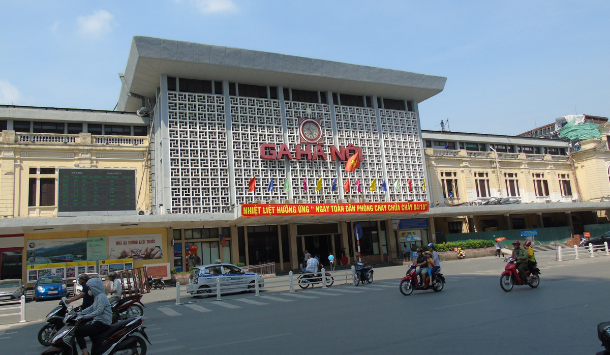 <p class="Normal"> Tại Ga Hà Nội, lượng khách đến mua vé đông hơn ngày thường nhưng chủ yếu tập trung vào đầu giờ sáng. Tuy nhiên, vẫn còn một số hành khách ra ga mua vé trực tiếp do thói quen.</p>
