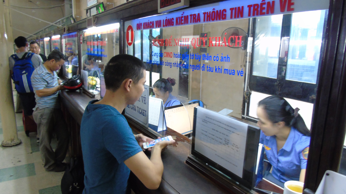 <p> Là khách hàng đặt vé tàu online qua mạng từ Hà Nội về Nghệ An, anh Lương Anh Vũ cho hay, quá trình mua vé trên mạng rất nhanh chóng và tiện lợi. Đặc biệt, anh không phải đến nhà ga để mua vé trực tiếp như mọi năm và cũng không lo bị “cướp chỗ”.</p>