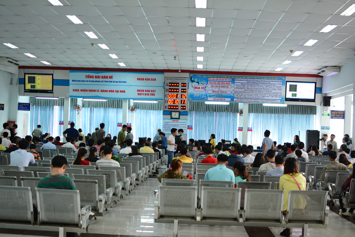 <p> Từ ngày 1/10, ĐSVN chính thức mở bán vé tàu Tết Đinh Dậu 2017. Cũng như năm ngoái, tại Ga Sài Gòn không còn tình trạng chen lấn, chờ đợi mua vé như nhiều năm trước. Thay vào đó, người dân đã có thể tiếp cận và đặt mua vé tàu qua hình thức online ở bất kỳ đâu có kết nối Internet. </p>