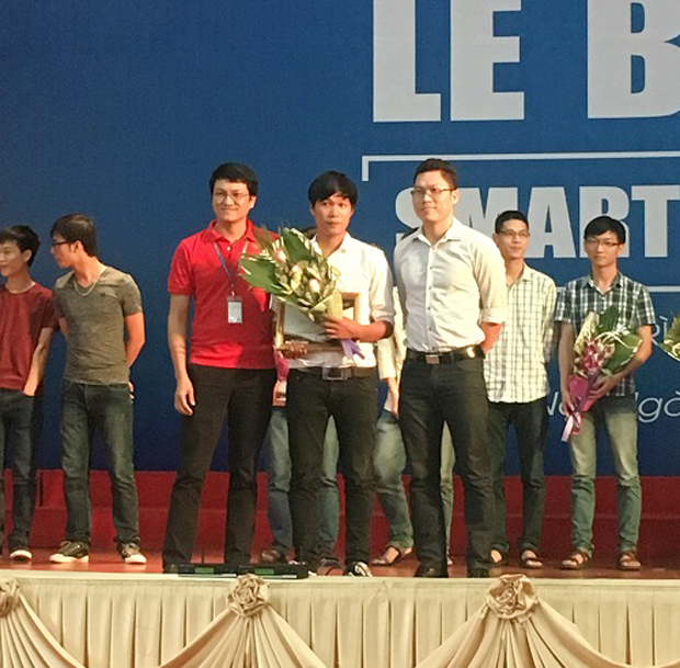 Trần Chí Linh (giữa) tại lễ bế mạc và trao giải cuôc thi.