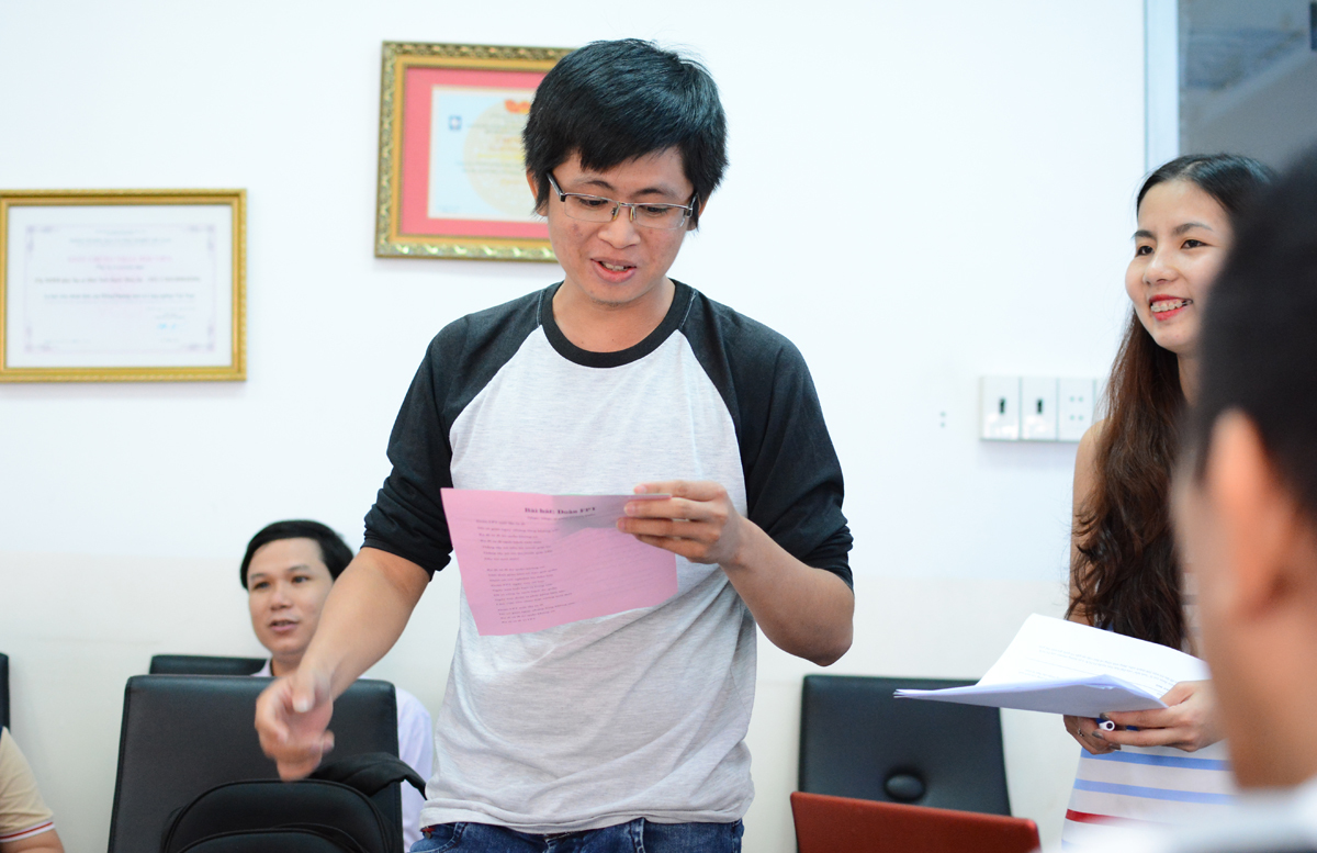 <p> Tân sinh viên Phạm Xuân Quang đọc lời tuyên thệ của học viên: "Ta là Colombo tìm đất hứa. Đại dương số xanh tri thức bao la. Dẫn dắt có mentor, dành dỗ có Hanah. Học nhanh kiếm tiền, nào tiến lên". </p>
