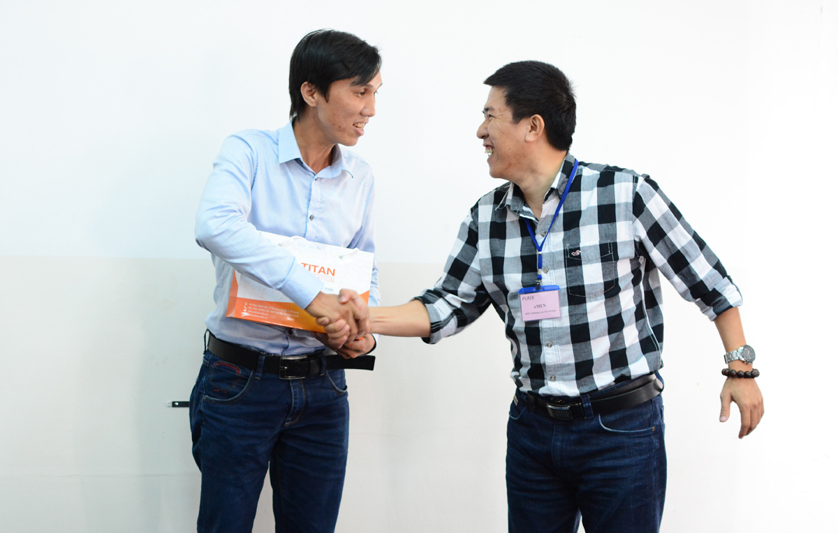 <p> Cùng với 2 mentor khác, Phạm Văn Sim Anh được tuyên dương là mentor trả lời nhiều câu hỏi nhất với 130 câu. Ngoài ra, anh cũng là một trong những mentor tích cực tham gia hoạt động chấm Assignments với tổng cộng 53 bài tập thực hành lớn.</p>